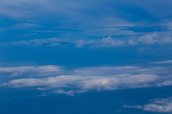 Όμορφο μπλε ουρανό και μαλακό λευκό σύννεφο — Φωτογραφία Αρχείου