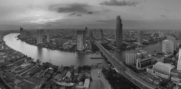 Blanco y negro, vista aérea curva del río sobre el centro de la ciudad de Bangkok —  Fotos de Stock