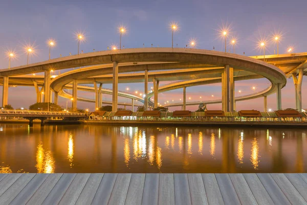 Paso elevado de la autopista con intersección redonda al atardecer —  Fotos de Stock