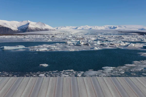 Islande lac d'hiver avec fond ciel bleu clair — Photo