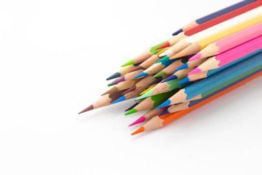 Birden çok renk ahşap kalem beyaz