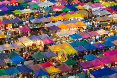 Şehir gece pazarı üzerinde Üstten Görünüm