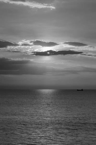 Puesta de sol sobre costa y barco pequeño, fondo abstracto — Foto de Stock