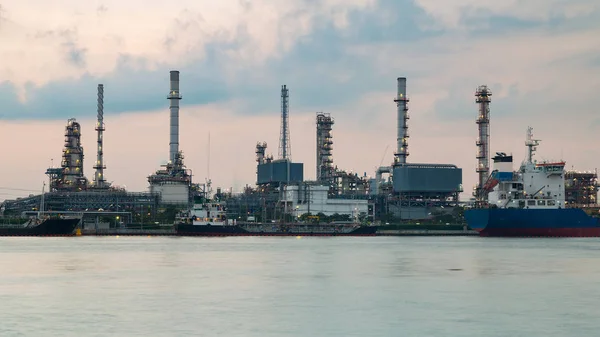 Refinery river front — Stock Photo, Image