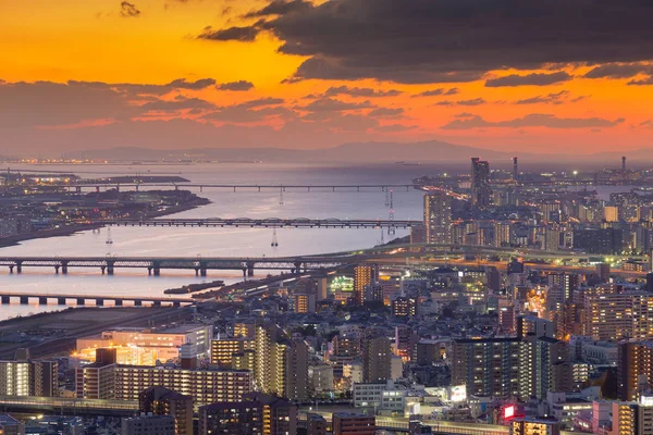 Belo pôr do sol sobre a cidade de Osaka vista aérea do centro da cidade — Fotografia de Stock