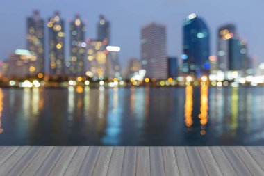 Ofis Binası ışık twilight, arka plan bulanık.