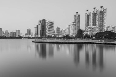 Ofis parkı su yansıması ile Binası