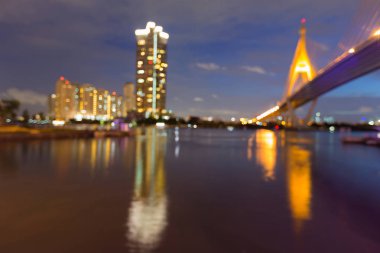 Bulanık hafif ofis binası soyut ve nehir yansıması ile çapraz köprü