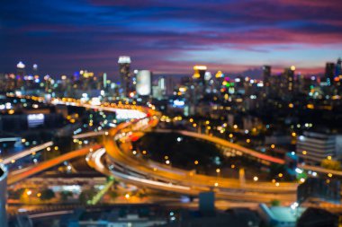 Dramatik gökyüzü arka plan bulanık bokeh şehir ışıkları ile