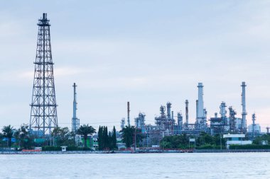 Petrol rafinerisi fabrika ön Nehri