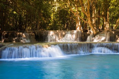 Derin mavi akım şelale