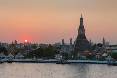 Wat arun ratchawararam Chao phraya Nehri ön gün batımında