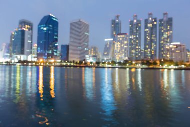 Alacakaranlık bokeh hafif ofis binası yansıması ile bulanık