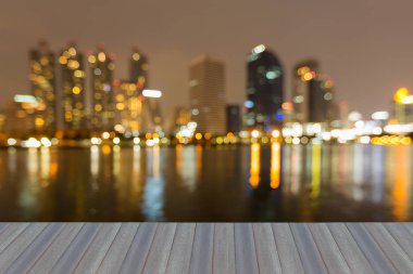 Gece bokeh ofis binası yansıması ile bulanık