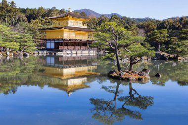 Kinkaku-ji altın köşk denilen bir Zen Budist tapınaktır