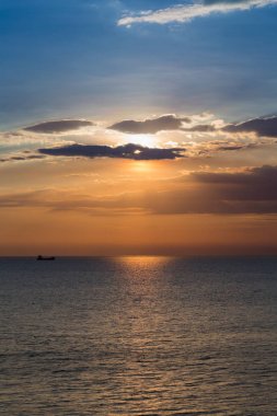 Sahil üzerinde gökyüzü günbatımı 