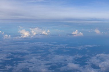 Yumuşak mavi gökyüzü ve beyaz bulutlar