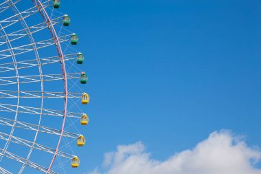 Büyük eğlence dönme dolap mavi gökyüzü karşı