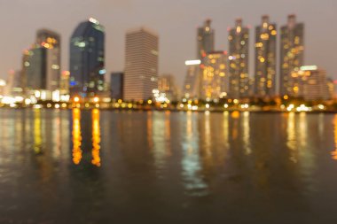 Şehir bokeh yansıması ile hafif bulanık