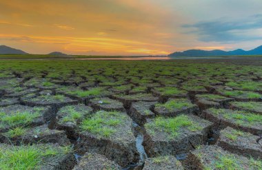 Dramatik günbatımı manzarası ile laklak arazi üzerinde küçük cam