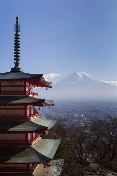 Mt. Fuji visto por trás do Pagode Chureito vermelho — Fotografia de Stock