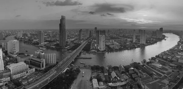 Panorama Bangkok río curvado centro de la ciudad centro de negocios —  Fotos de Stock
