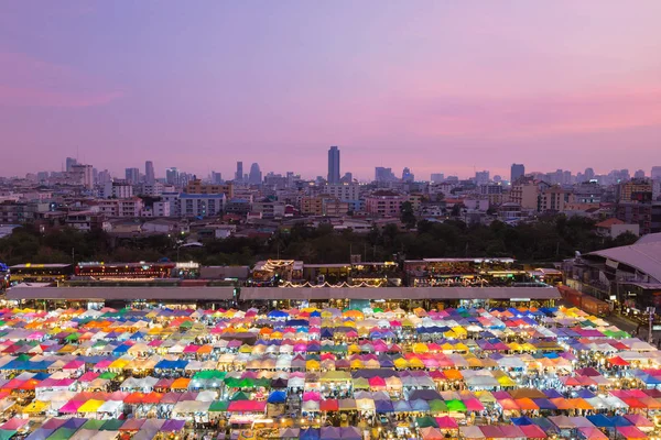 Ночной рынок с видом на город с воздуха — стоковое фото