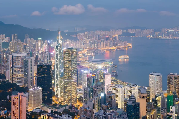 Havadan görünümü Hong Kong Şehir Victoria liman alacakaranlıkta — Stok fotoğraf