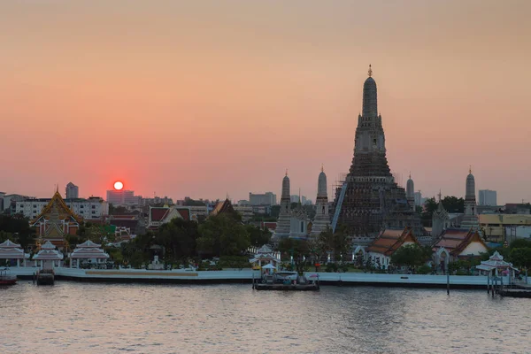 Wat arun ratchawararam Chao phraya Nehri ön gün batımında