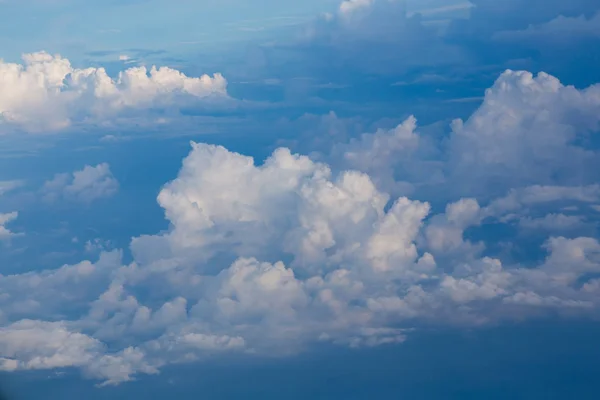 Μαλακά άσπρα σύννεφα και το γαλάζιο του ουρανού — Φωτογραφία Αρχείου
