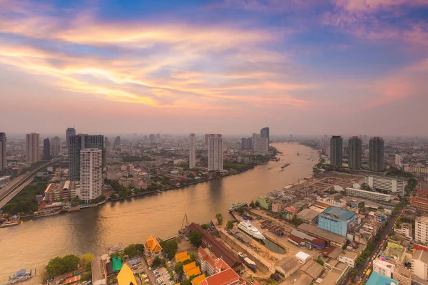 Dramatic sunset sky, aerial view Bangkok city river curved — Stock Photo, Image