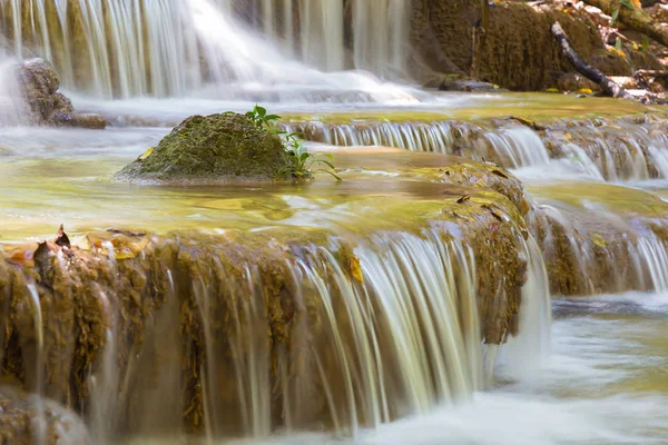 Cascada natural en parque nacional de bosque profundo —  Fotos de Stock