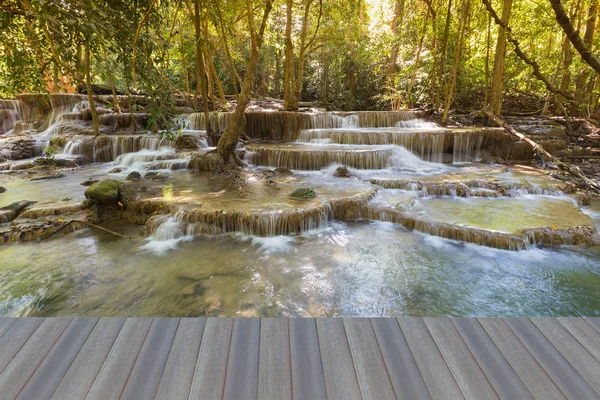 Cachoeira de córrego florestal profundo natural, fundo de paisagem natural — Fotografia de Stock