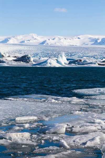 Zamrzlé jezero vyhledat v ledovec Jokulsarlon lagoon Island zimní sezóny — Stock fotografie
