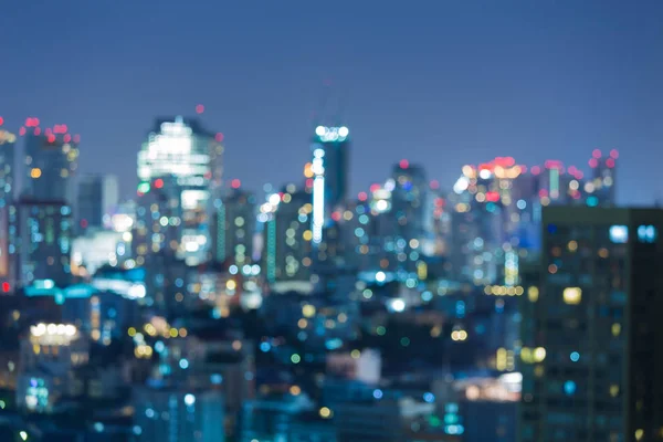 Місто розмите світлим видом на ніч міський пейзаж в центрі міста — стокове фото