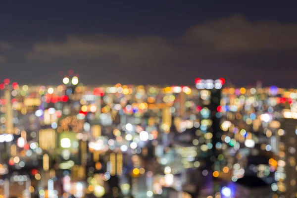 夜は、夕暮れの空と大阪市光のボケ味がぼやけ — ストック写真
