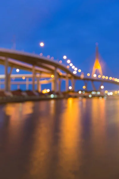 Crepúsculo desfocado bokeh rodovia e ponte rio frente — Fotografia de Stock