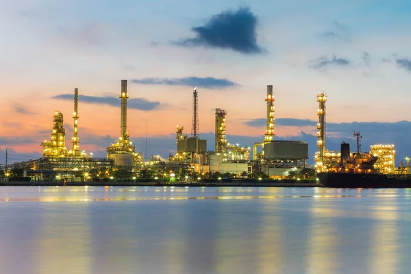 Fronte fiume raffineria di petrolio con sfondo cielo alba — Foto Stock
