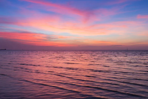 Dramatischer Sonnenuntergang über der Küste — Stockfoto