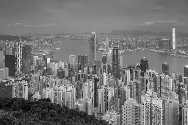 Χονγκ Κονγκ πόλη στο κέντρο της πόλης εναέρια θέα πάνω από τον κόλπο — Φωτογραφία Αρχείου