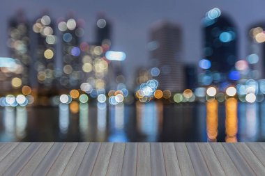 Açılış ahşap zemin, gece bokeh ışık yansıması ofis binası bulanık. 