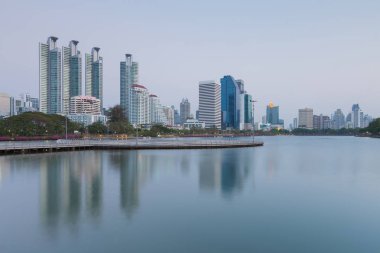 Bangkok şehir iş su Gölü yansıması ile kurma