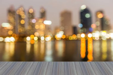 Açılış ahşap zemin, yansıma ışık ofis binası su ön ile bulanık.