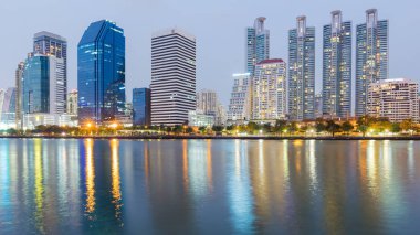 Gece şehir hafif ofis binası su yansıması ile