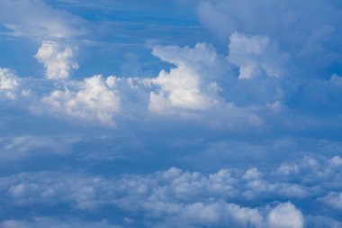 Beyaz bulutların üzerinde mavi gökyüzü