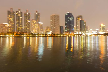 Şehir bulanık bokeh ışık gece görünümü su açık