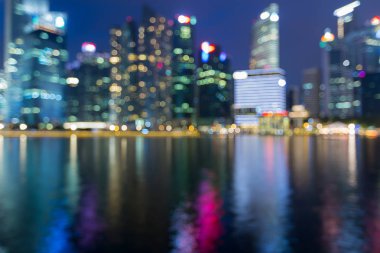 Gece bokeh ışık Singapur merkezi iş şehir merkezinde bulanık