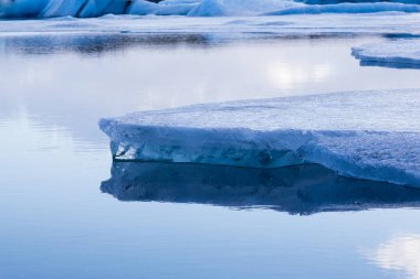 Mavi icebergs kış sezonu Jokulsarlon lagoon ıslandı içinde yüzen