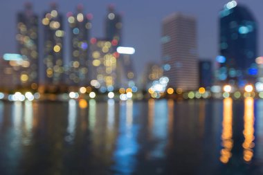 Alacakaranlık bokeh şehir ofis binası ile su yansıması bulanık