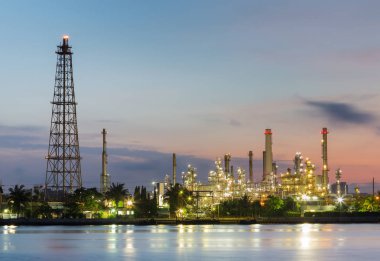 Petrol rafinerisi fabrika gündoğumu gökyüzü arka plan ile
